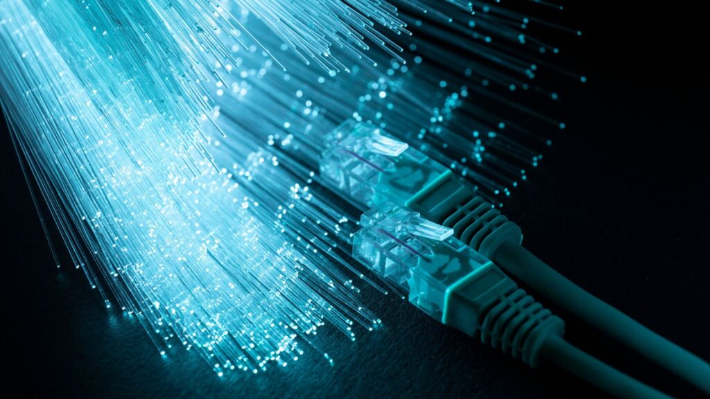 Cabo de fibra óptica com estrutura interna exposta, mostrando seus fios finos e revestimento protetor.